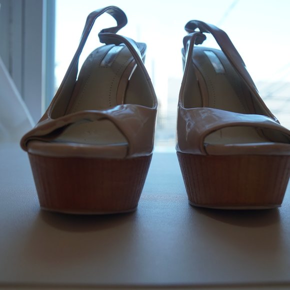 BCBGENERATION WEDGE HEELS, LIGHT PINK, SIZE 6 - Picture 4 of 8